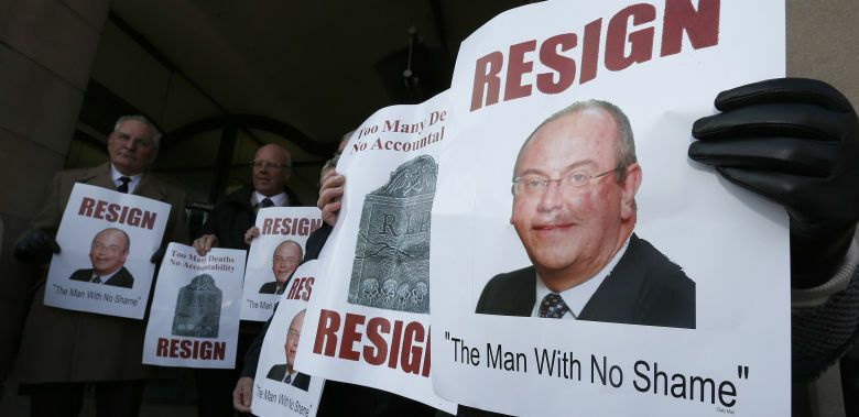 Manifestantes piden la dimisión de David Nicholson, responsable del NHS, tras el escándalo de Stafford (Reuters).