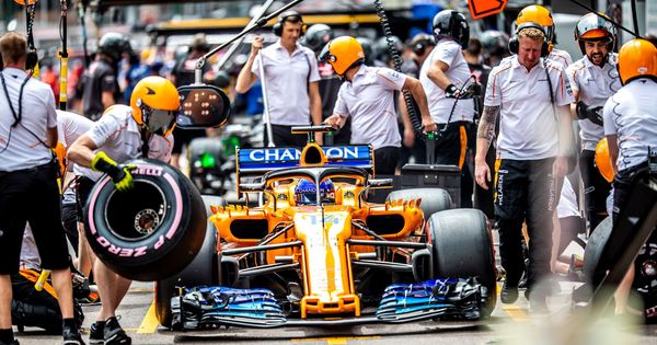 Foto: El McLaren de Fernando Alonso pasando por boxes. (EFE)
