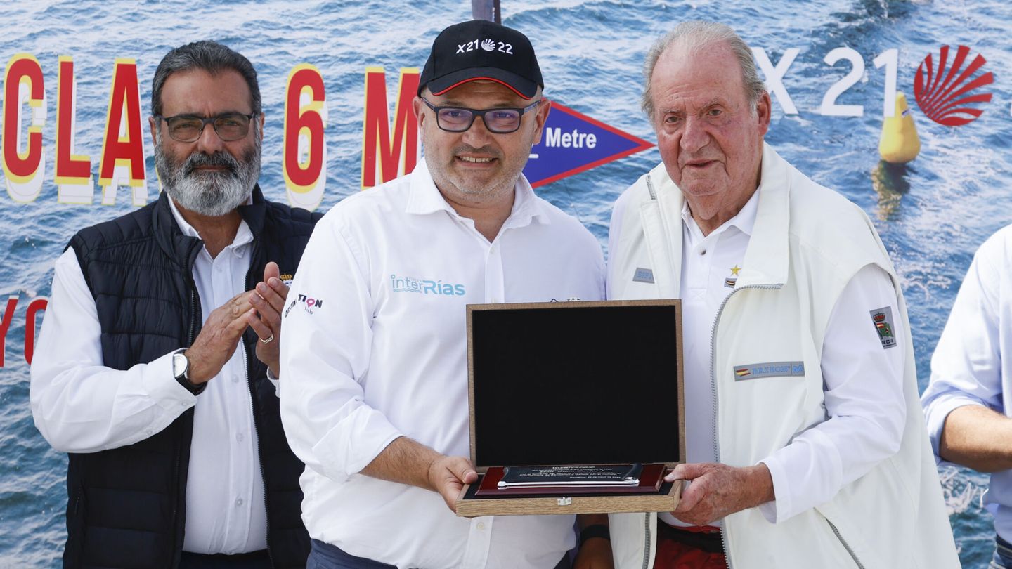 El Rey emérito recoge una placa tras una regata en Sanxenxo. (EFE/Lavandeira) 