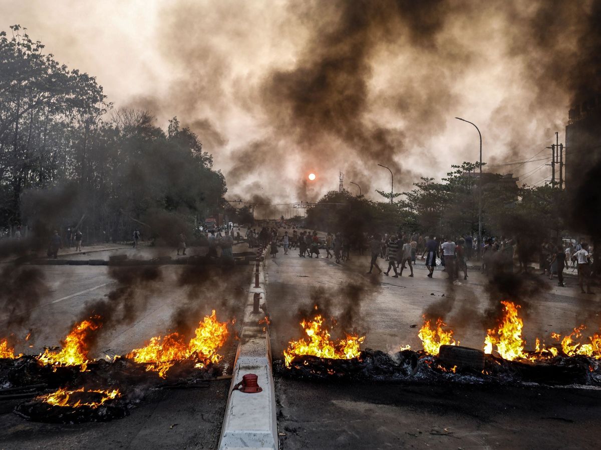 Foto: Manifestantes bloquean una carretera prendiendo fuego a neumáticos durante una protesta en Rangún (Birmania). (EFE)