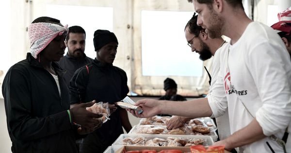 Foto: Los migrantes a bordo del Aquarius, a la hora de la comida. (Reuters)