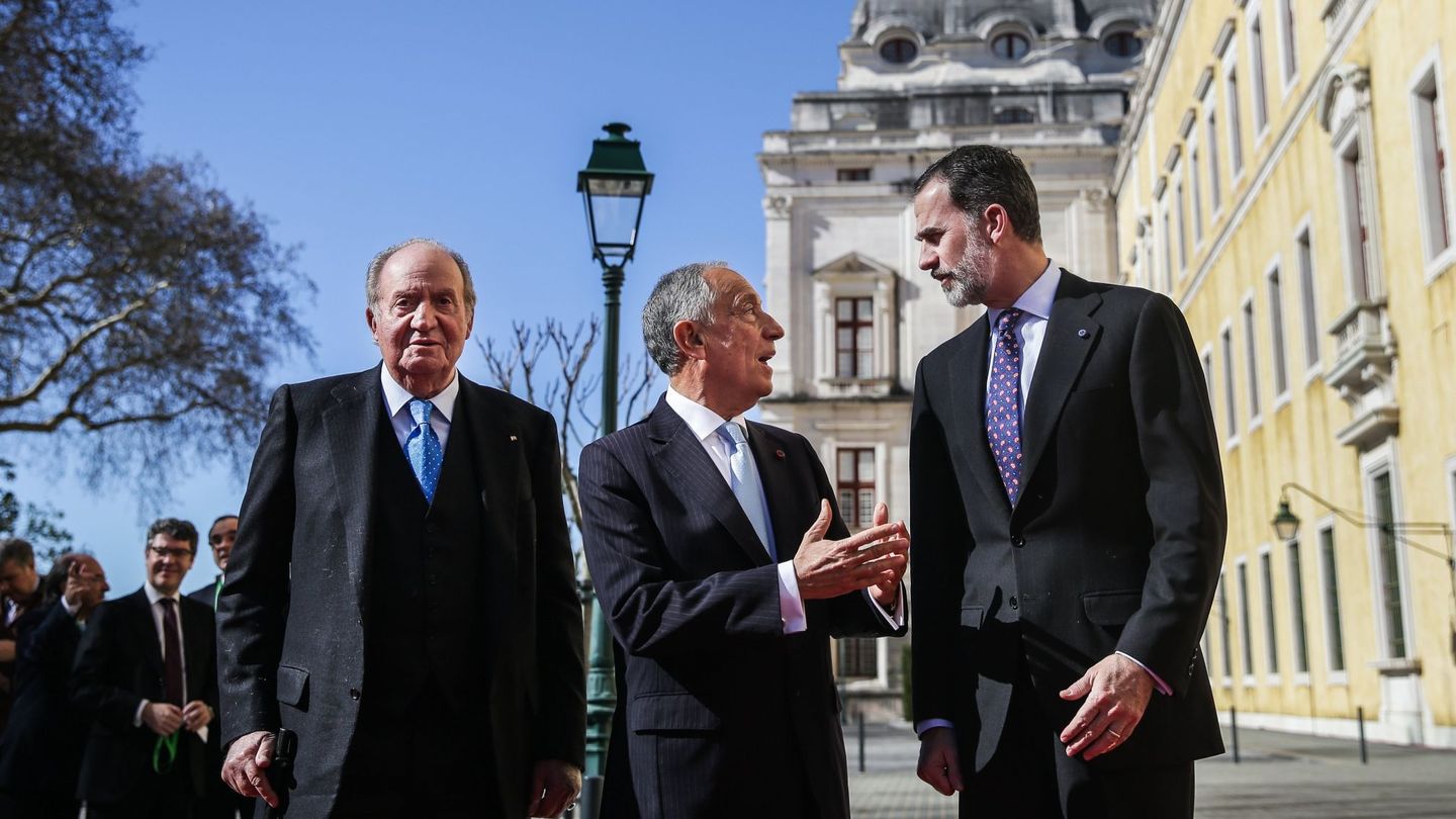 Juan Carlos I y Felipe VI frente al palacio de Mafra. (EFE)