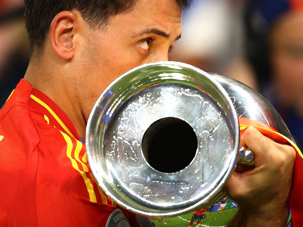 Foto: Mikel Oyarzabal besa el trofeo de la Eurocopa. (Reuters/Kai Pfaffenbach)
