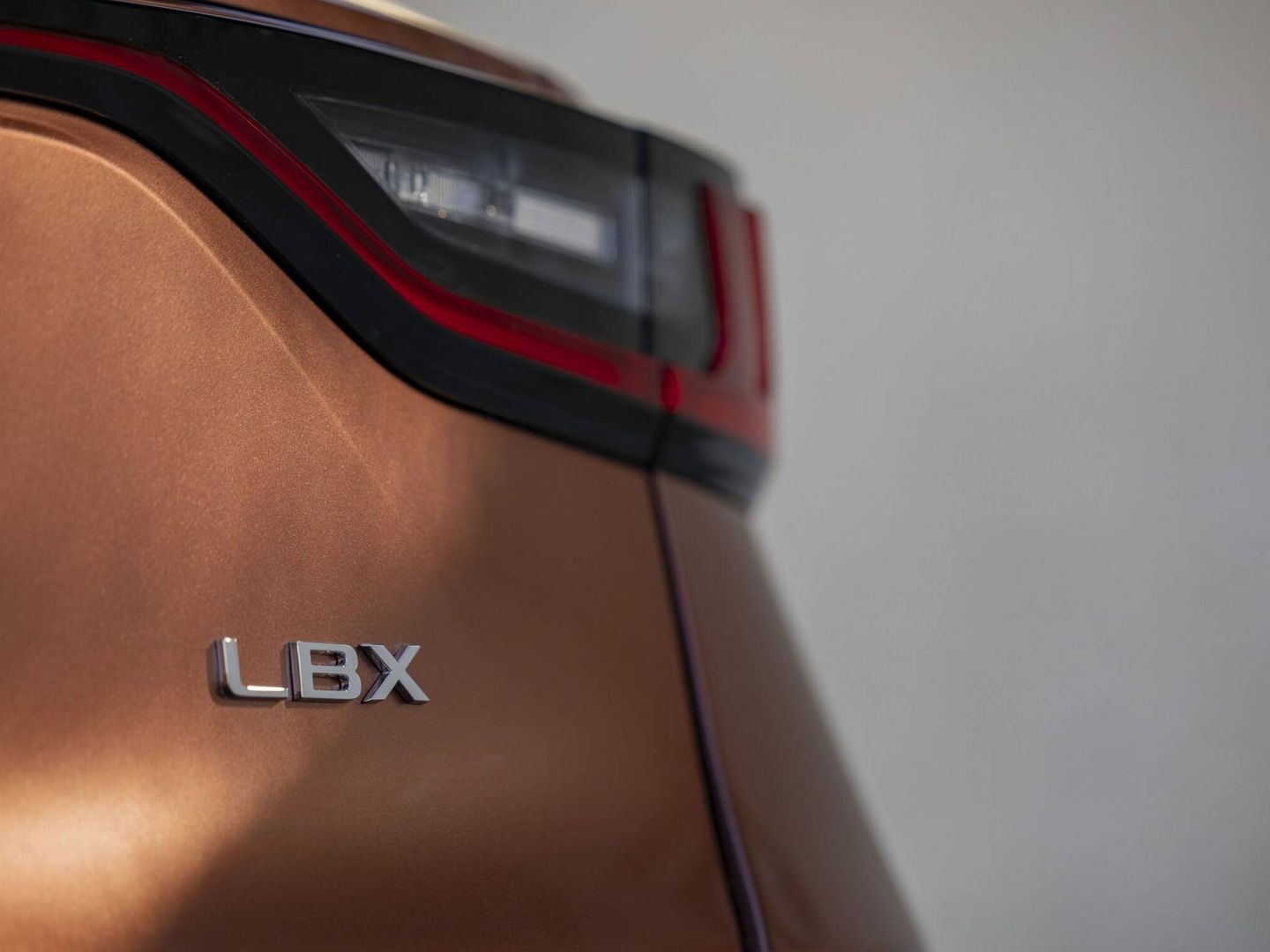 Lexus prevé vender en España 8.500 coches en 2024, de los que 3.000 corresponderían al LBX.