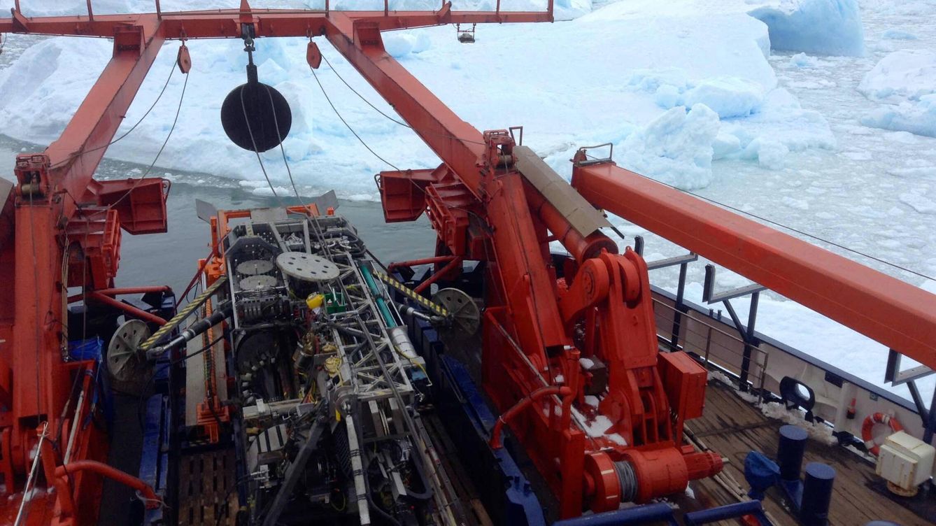 Foto: Los científicos usaron avanzados equipos de perforación a bordo del buque de investigación Polarstern para encontrar el río en la Antártida Occidental. (Karsten Gohl)  