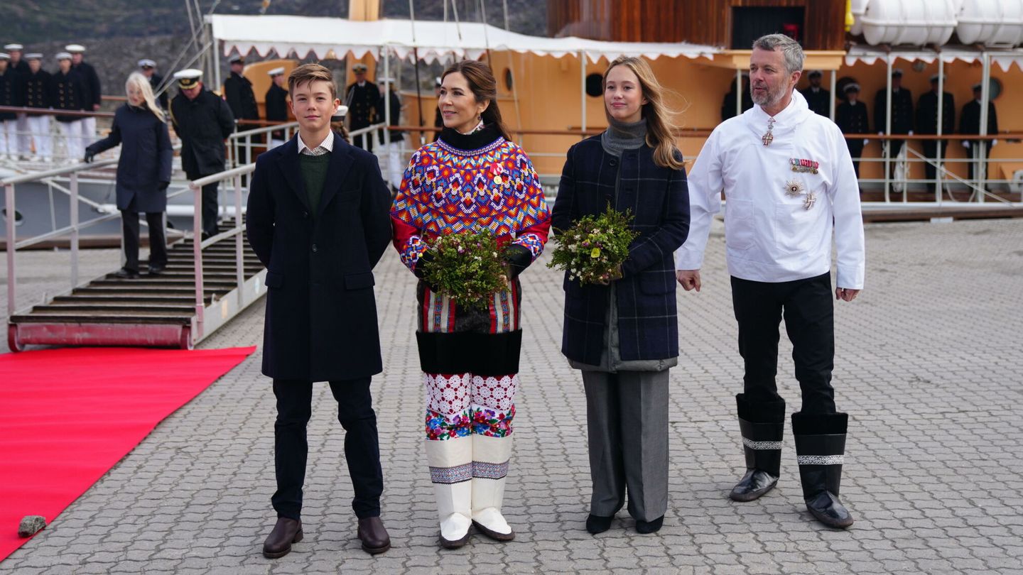 Los reyes de Dinamarca con Vincent y Josephine en Groenlandia. (Reuters)