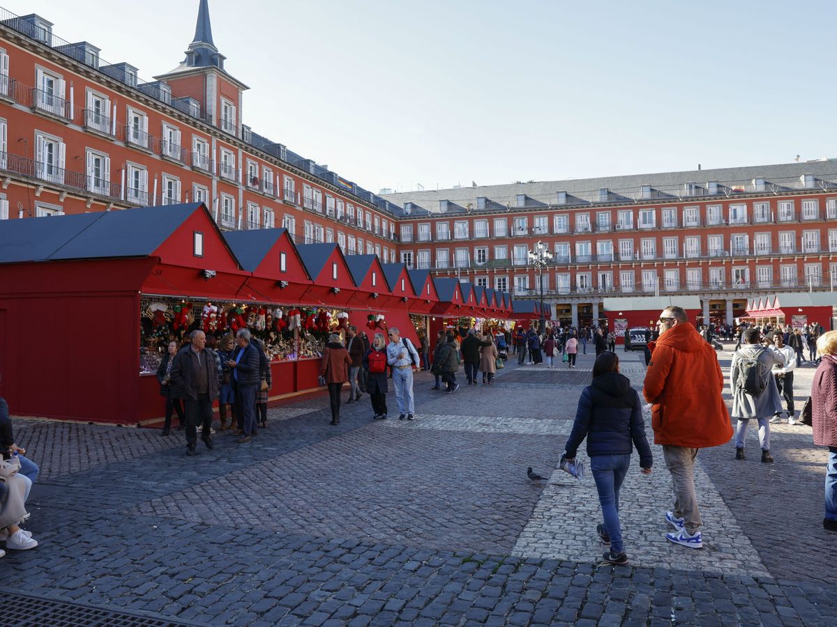 Foto: El puente de diciembre es el momento perfecto para visitar los mercados de navidad, como el de la Plaza Mayor de Madrid. (EFE/Zipi)
