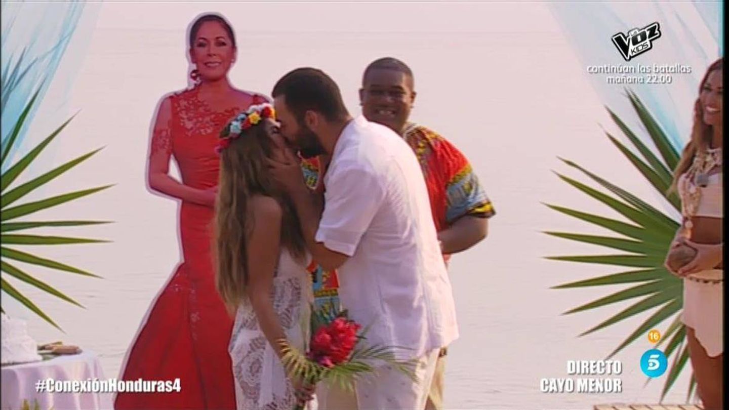 La boda entre Chabelita y Alberto Isla en 'Supervivientes'. (Telecinco)