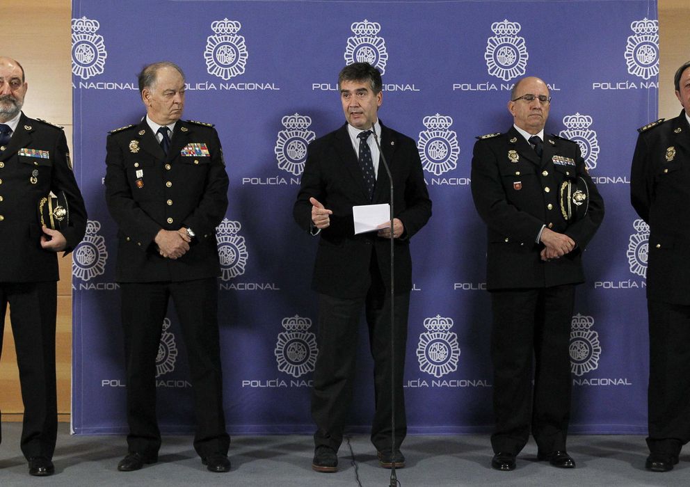 Foto: El director general de la Policía Nacional, Ignacio Cosidó, en el centro, acompañado por mandos policiales (EFE)