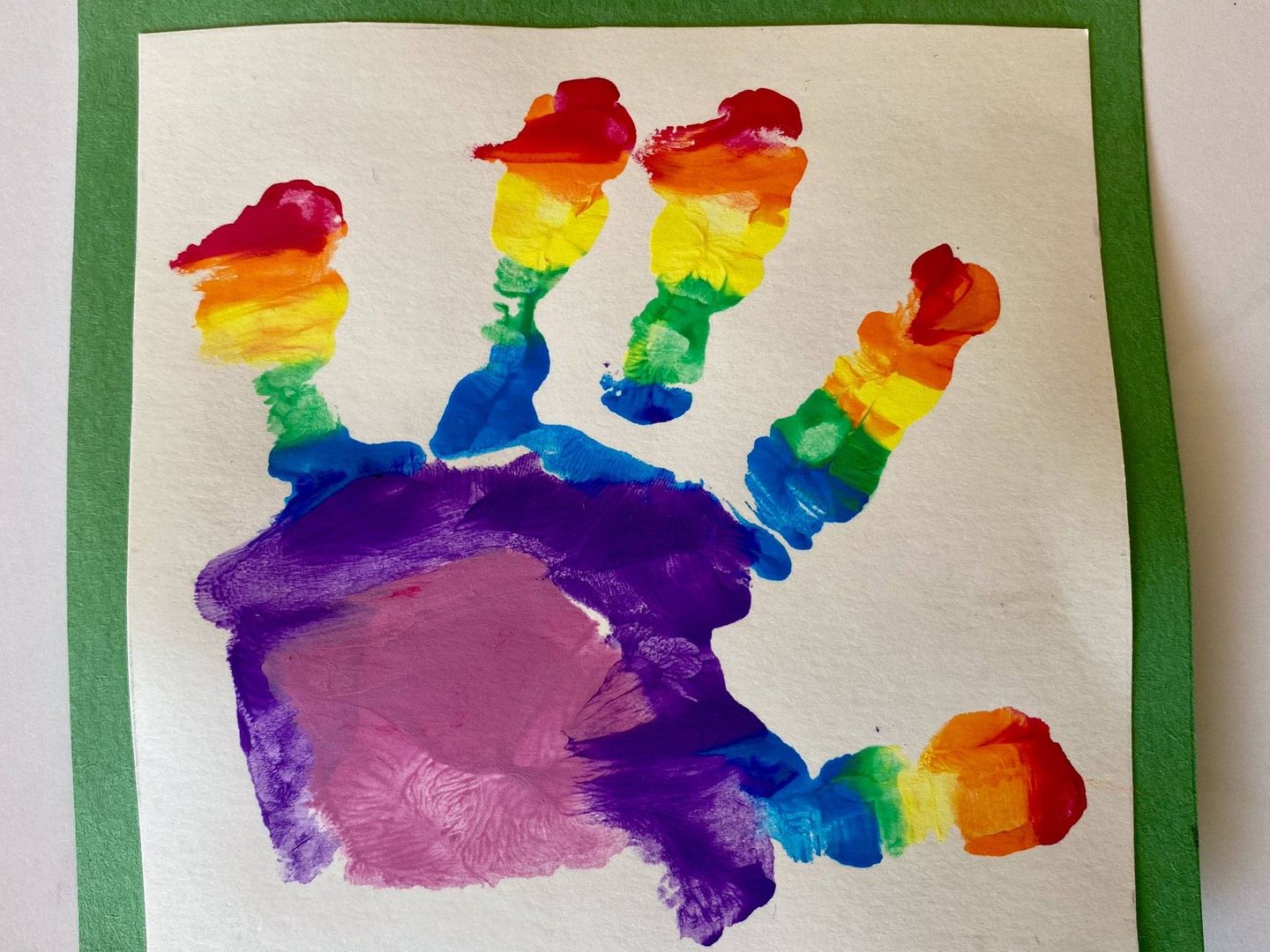 La mano del príncipe Louis, pintada de colores. (Kate Middleton / Kensington Palace)