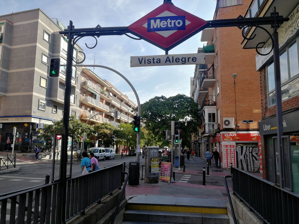 Foto: Aunque la zona de salud Vista Alegre está cerrada, la entrada al metro queda fuera de la cuarentena. (Foto: Héctor G. Barnés)