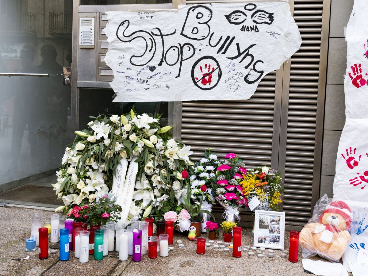 Foto: Homenaje al menor de 12 años que se suicidó el pasado mes de febrero en Sallent (Barcelona). (EFE/Siu Wu)