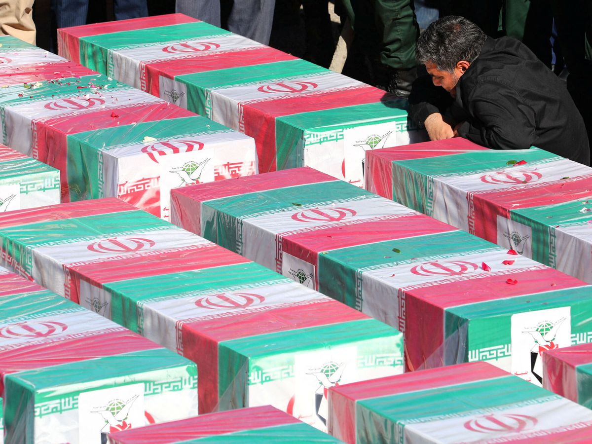 Foto: Ataúdes de las víctimas del atentado en Irán. (Reuters/West Asia News Agency)