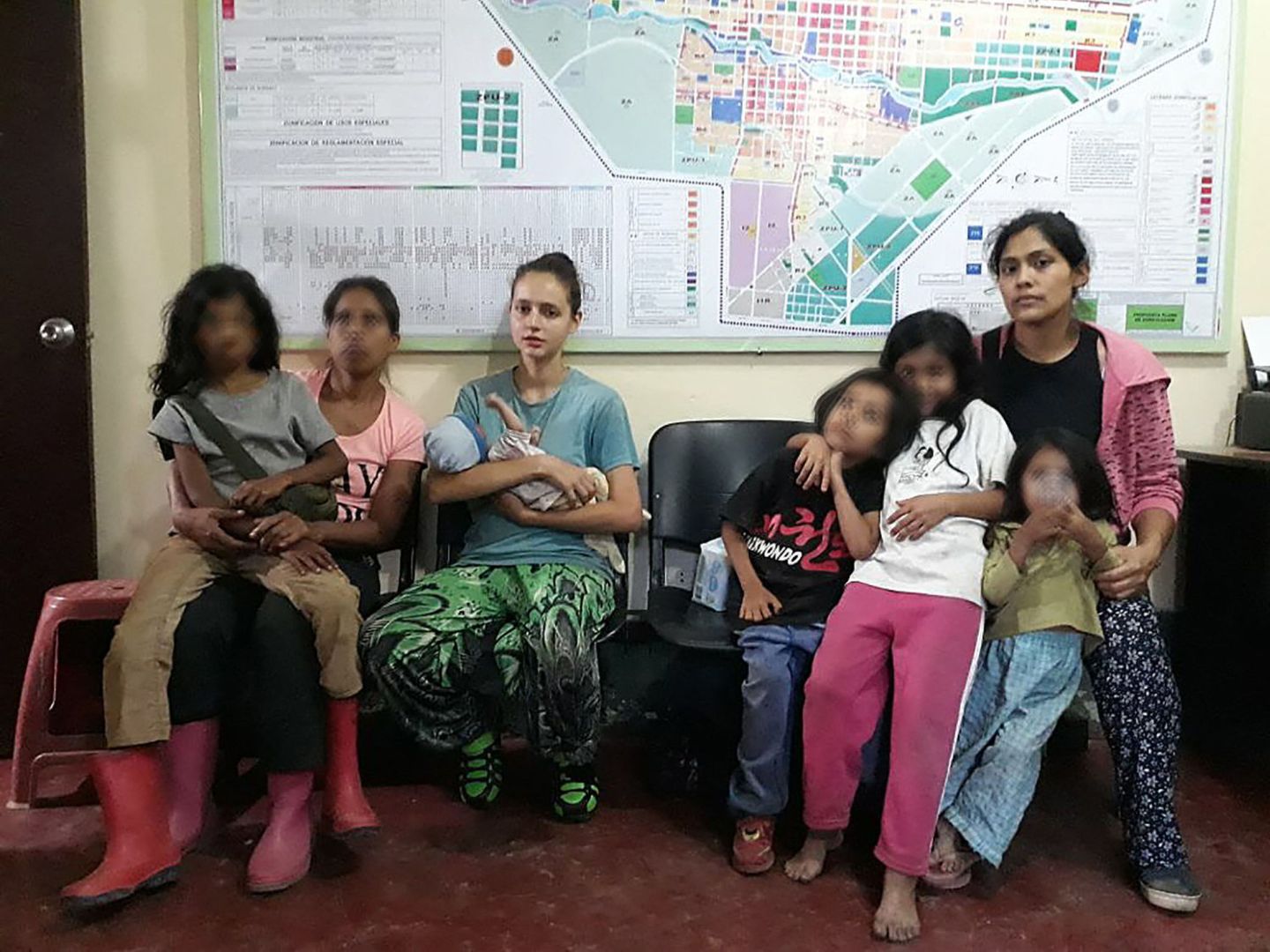 Patricia junto a su hija y otras dos mujeres víctimas de Manrique. Fuente: Efe