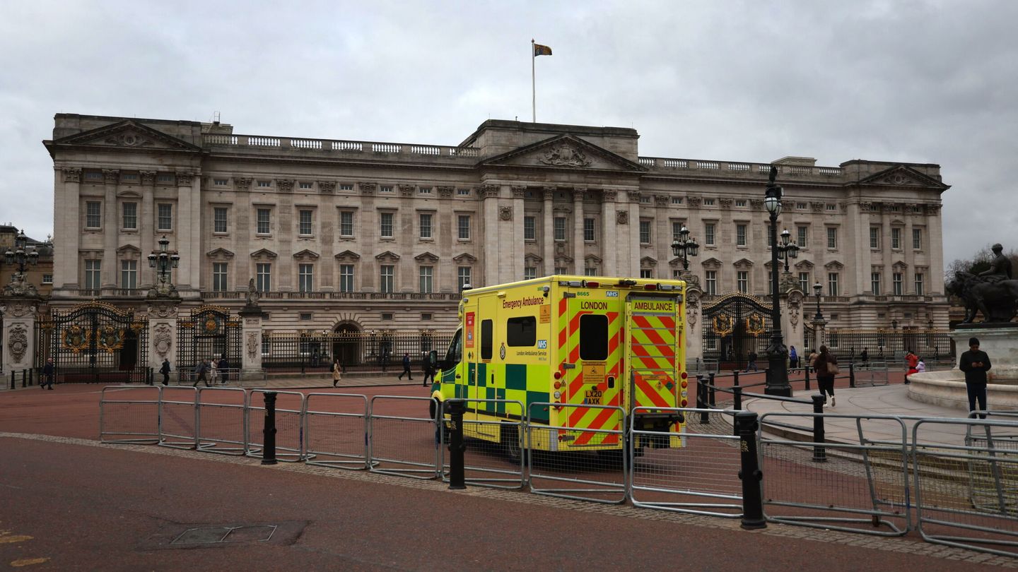 Una ambulancia frente al palacio de Buckingham. (Reuters)