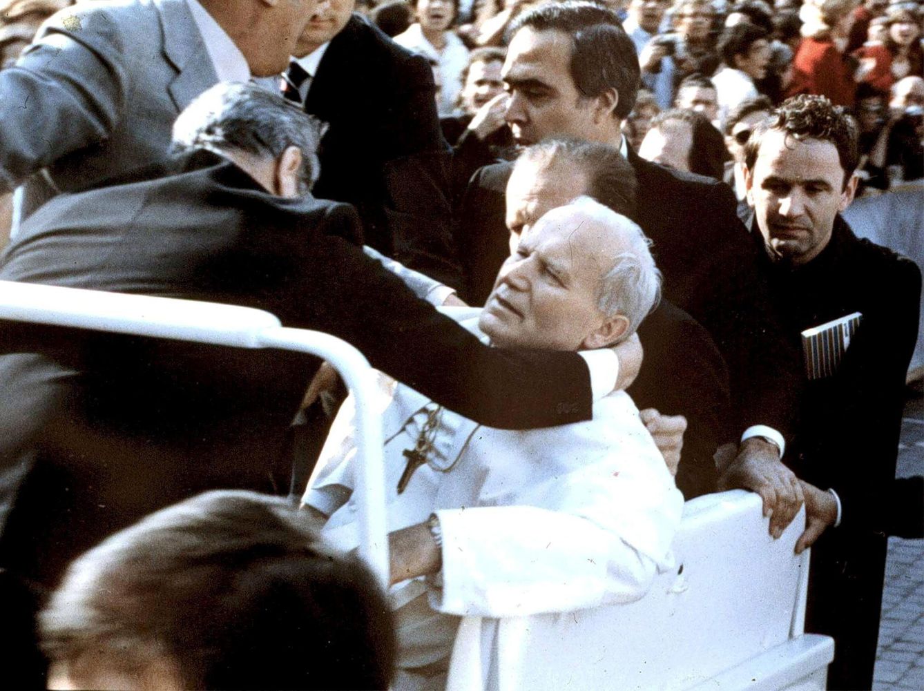 Juan Pablo II tras ser alcanzado por un proyectil disparado por Mehmet Ali Agca en la Plaza de San Pedro, en el Vaticano (EFE)