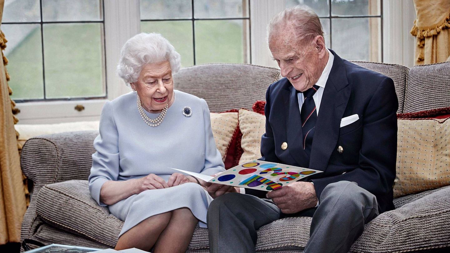 Isabel II y el duque de Edimburgo, leyendo la tarjeta de sus bisnietos. (Palacio de Bukingham)
