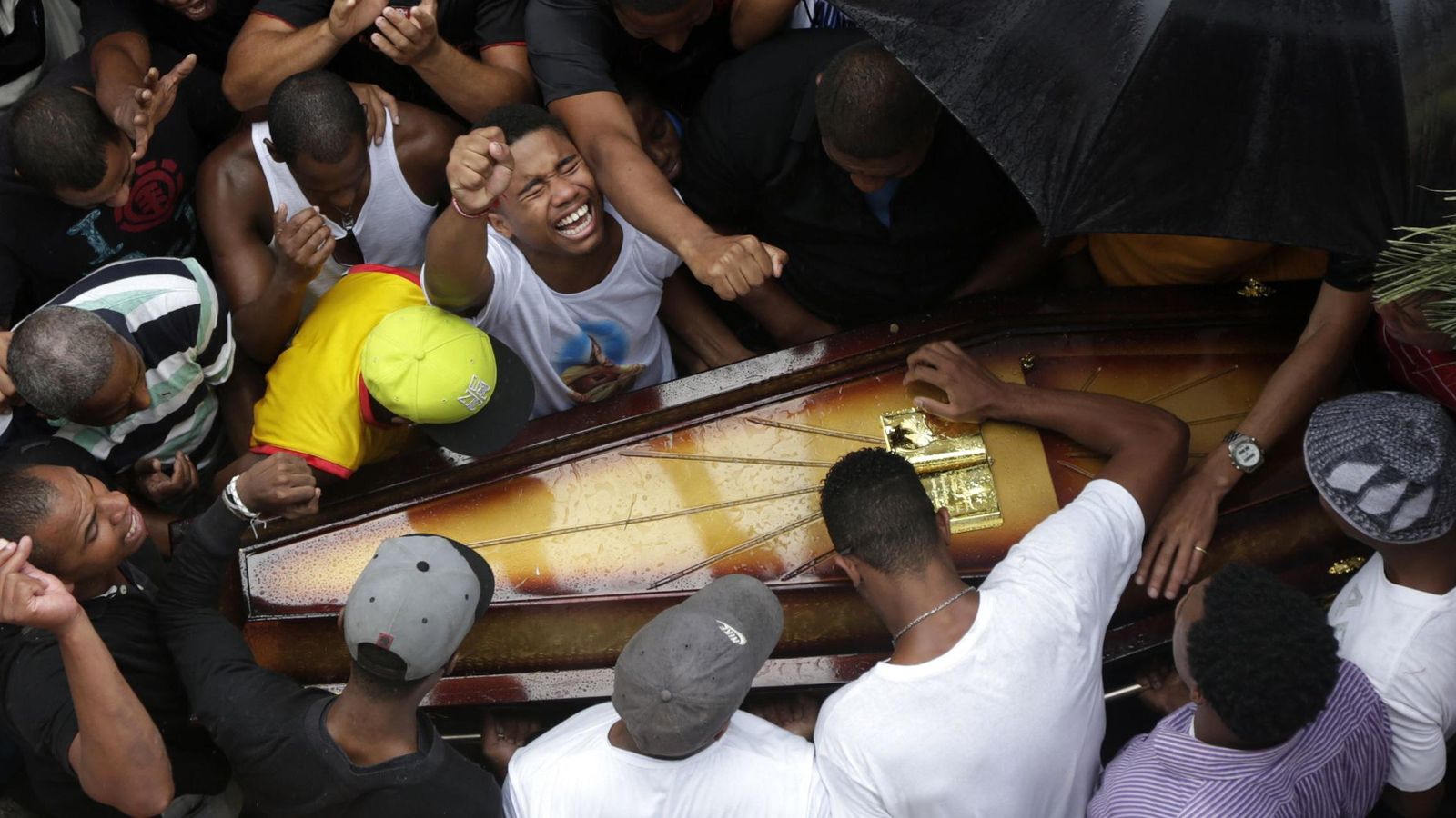 Foto: Familiares y amigos de Douglas Rafael da Silva, que acusan de su muerte a la Policía Pacificadora, durante su funeral en Río de Janeiro (Reuters).