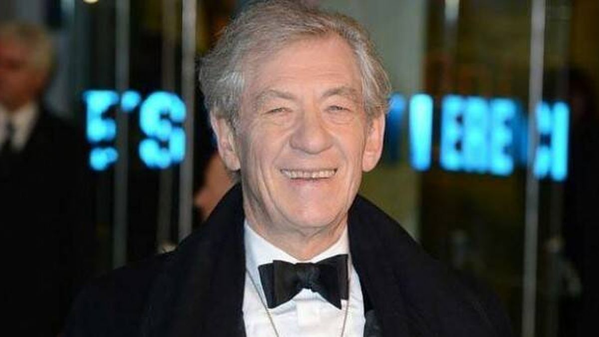 El actor Ian McKellen, hospitalizado a sus 85 años tras caerse de un escenario en plena escena de una pelea: "Está de buen humor"