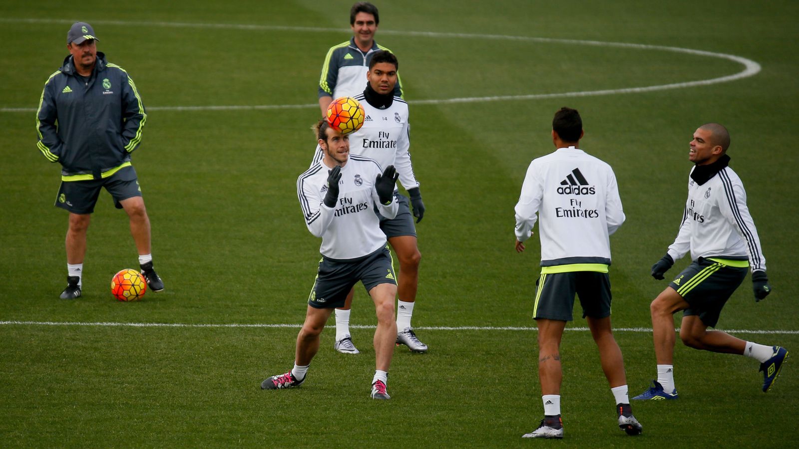 Foto: Rafa Benítez, junto a varios jugadores durante un entrenamiento del Real Madrid (EFE)