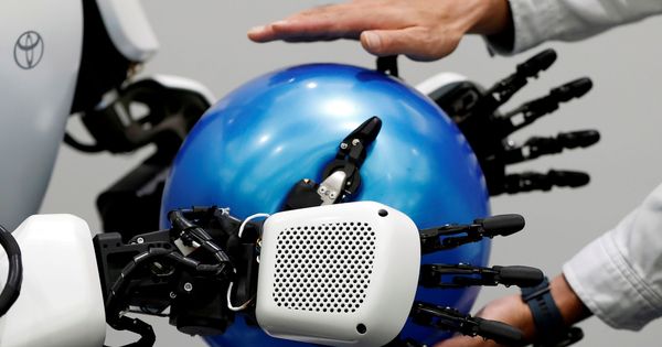 Foto: Un empleado de Toyota Motor Corp. muestra el robot humanoide que se utilizará en los Juegos Olímpicos y Paralímpicos de Tokio 2020. (Reuters)