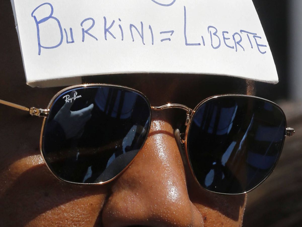 Foto: Un hombre se manifiesta contra la prohibición en Francia del 'burkini'. (Reuters)