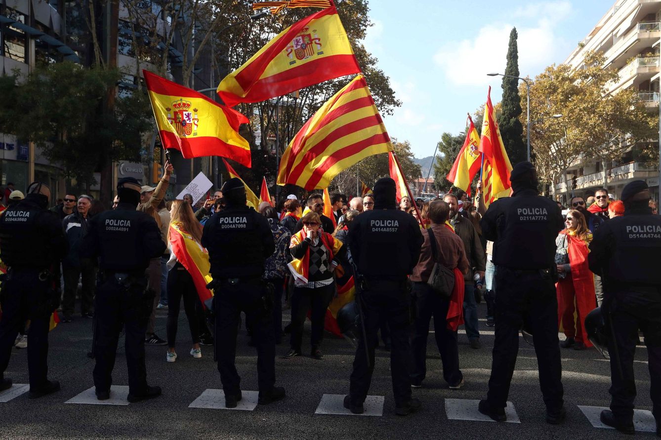 Manifestación ultraderechista bajo el lema 'La Cataluña leal a España' en Barcelona. (EFE)