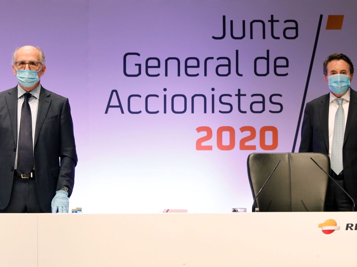 Foto: El Presidente de Repsol, Antonio Brufau (i), y el Consejero Delegado, Josu Jon Imaz (d), hoy viernes en la Junta General de Accionistas de la compañía, celebrada en Madrid. (EFE)