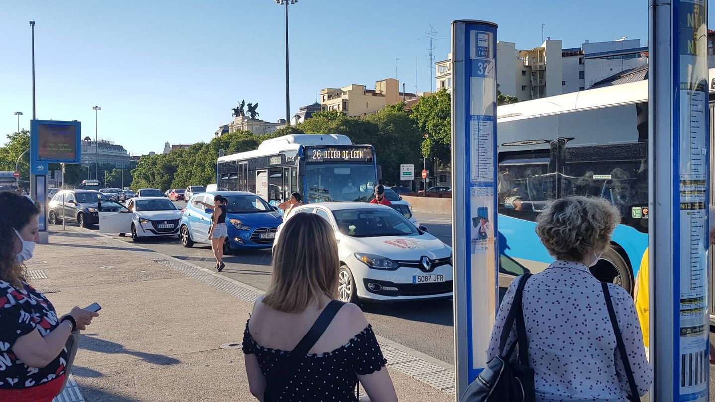 Cuatro turismos estacionados en la parada del autobús. (EC)