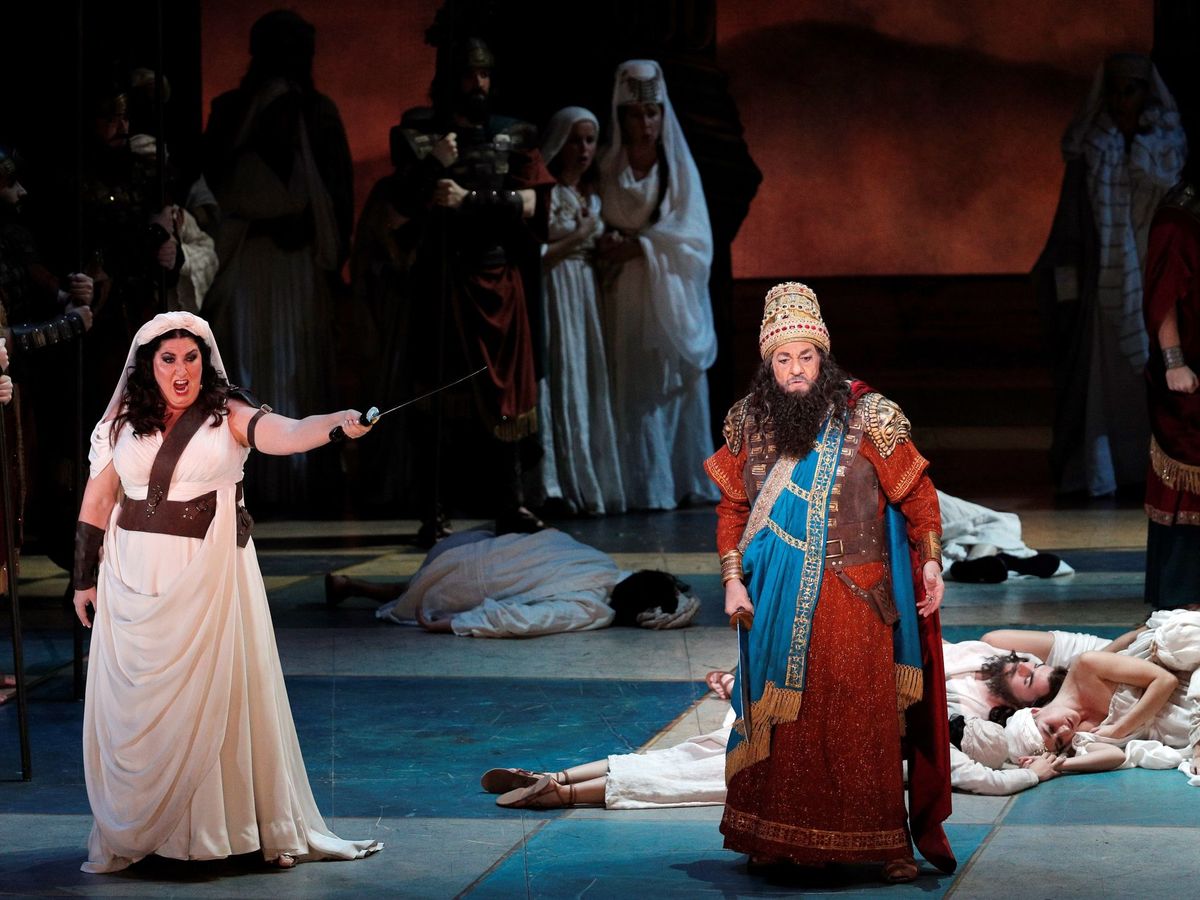 Foto: El tenor Plácido Domingo (d), durante el ensayo general de la ópera de Verdi "Nabucco" (EFE)
