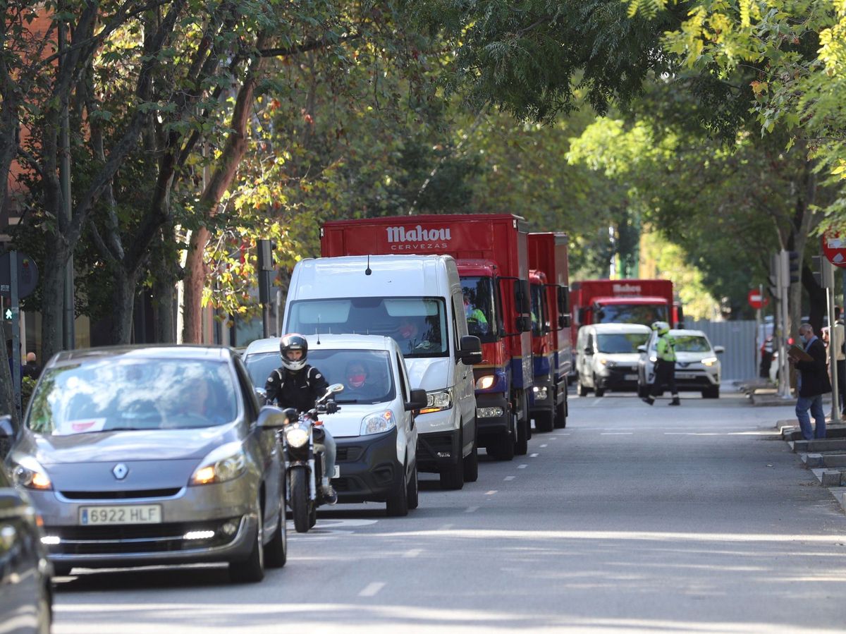 Foto: Una caravana de coches en Madrid. (EFE)