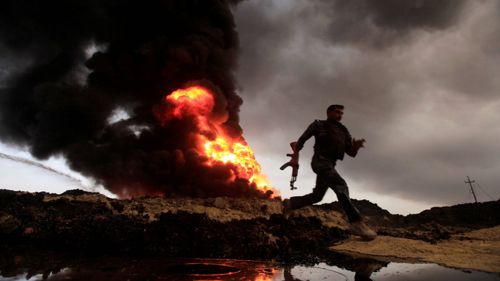 Foto: Llamas y columnas de humo de un pozo petrolífero incendiado por el ISIS en Qayyara, cerca de Mosul (Reuters).