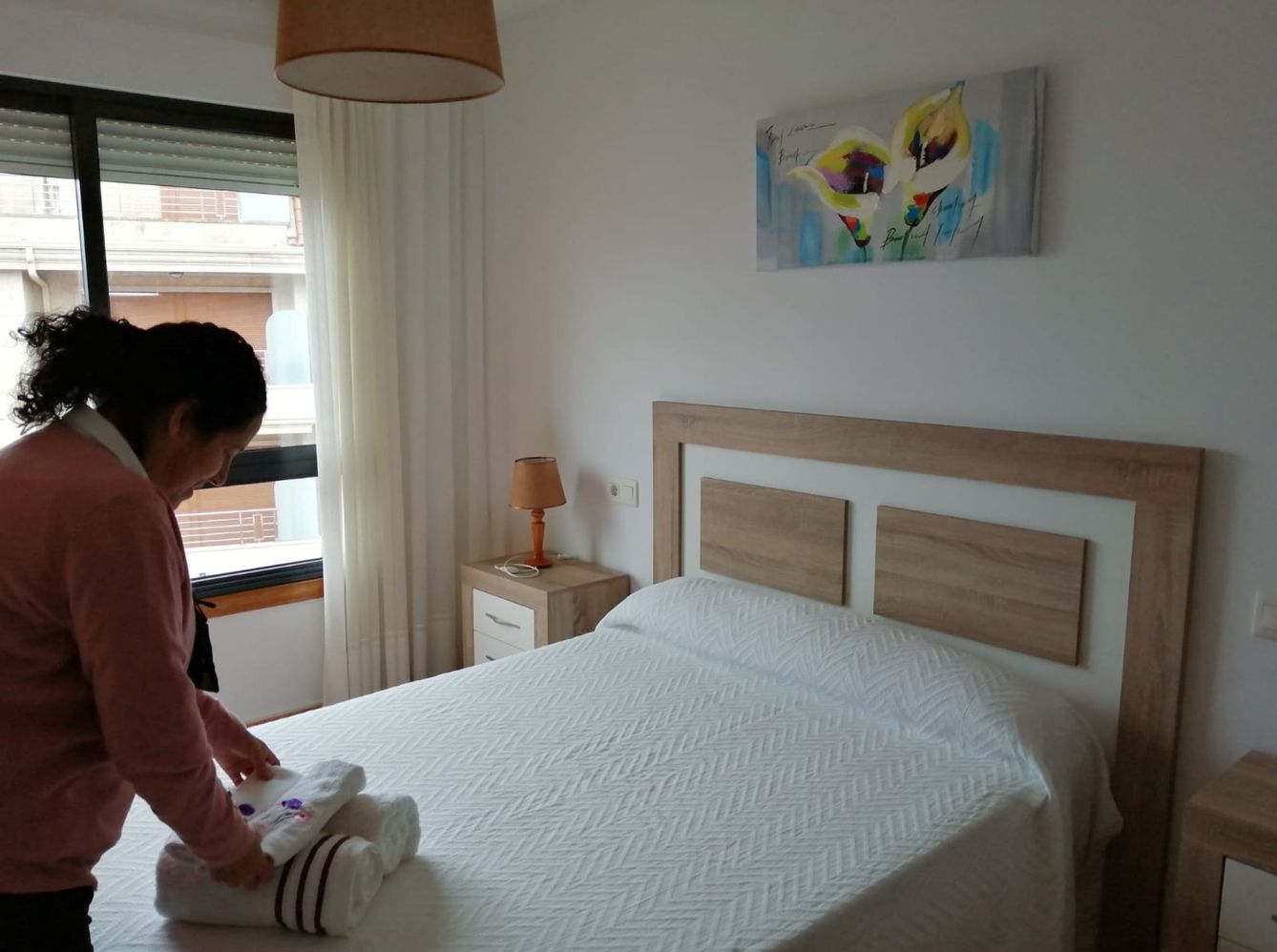 La empleada de un apartamento turístico en Sanxenxo prepara una estancia. (Reuters)
