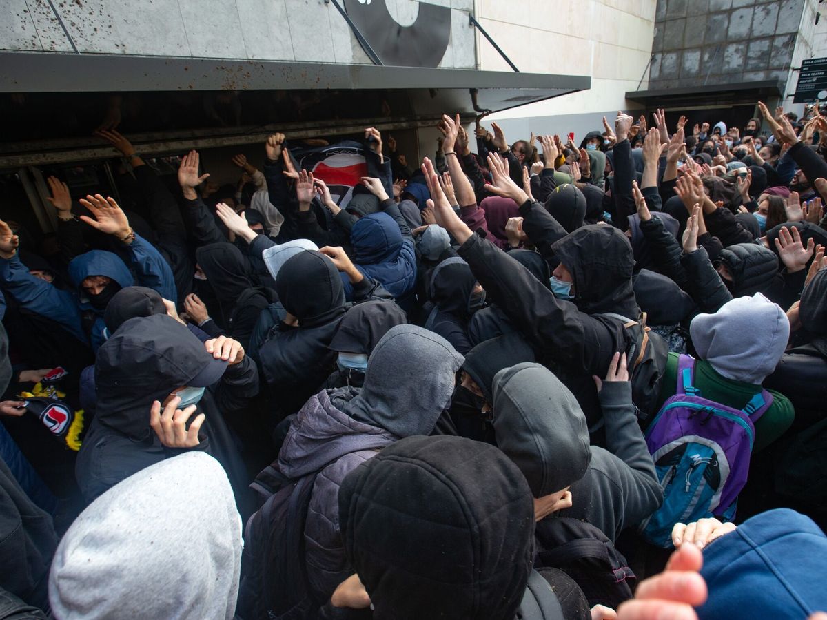 Foto: Estudiantes intentan boicotear un acto de S'ha Acabat! en la UAB en noviembre. (EFE/Enric Fontcuberta)