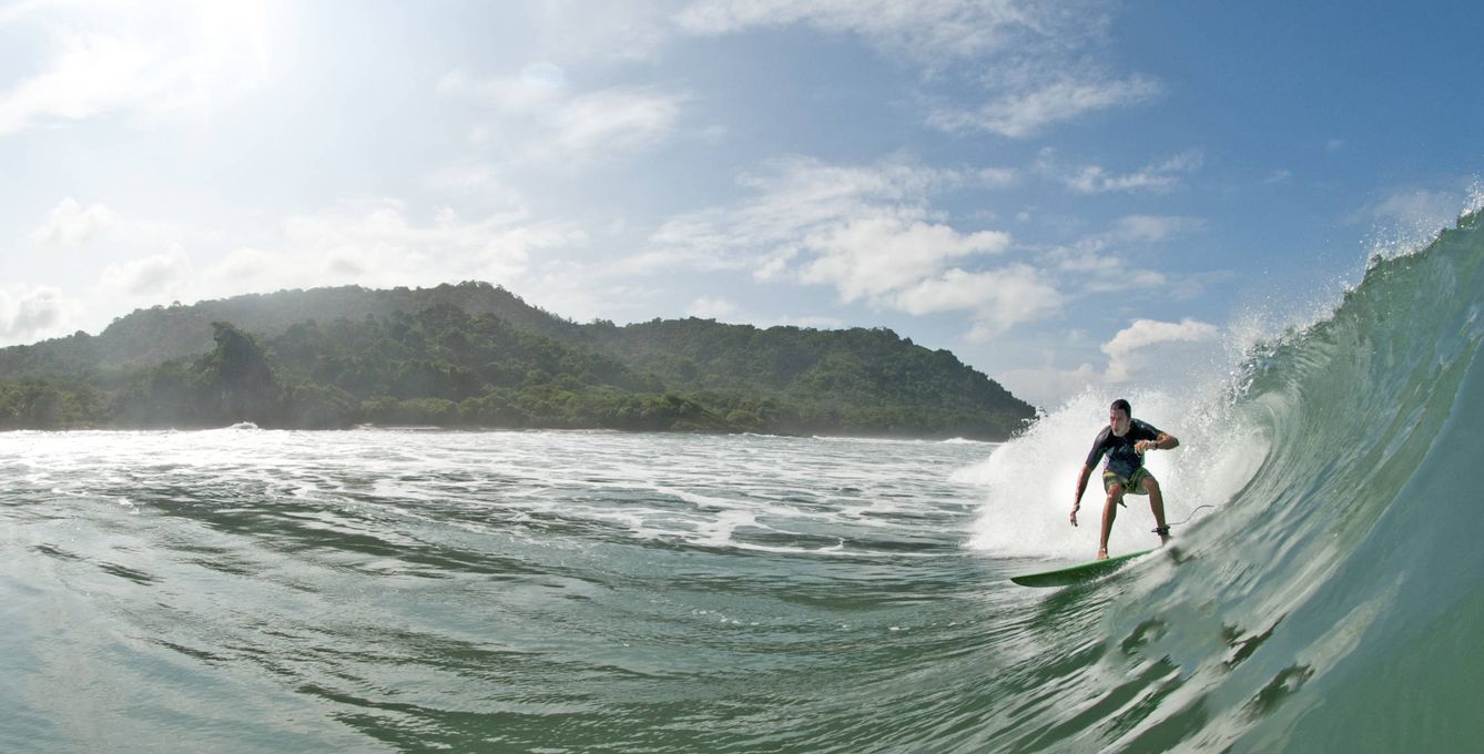 En Costa Rica también se puede disfrutar del surf (iStock)