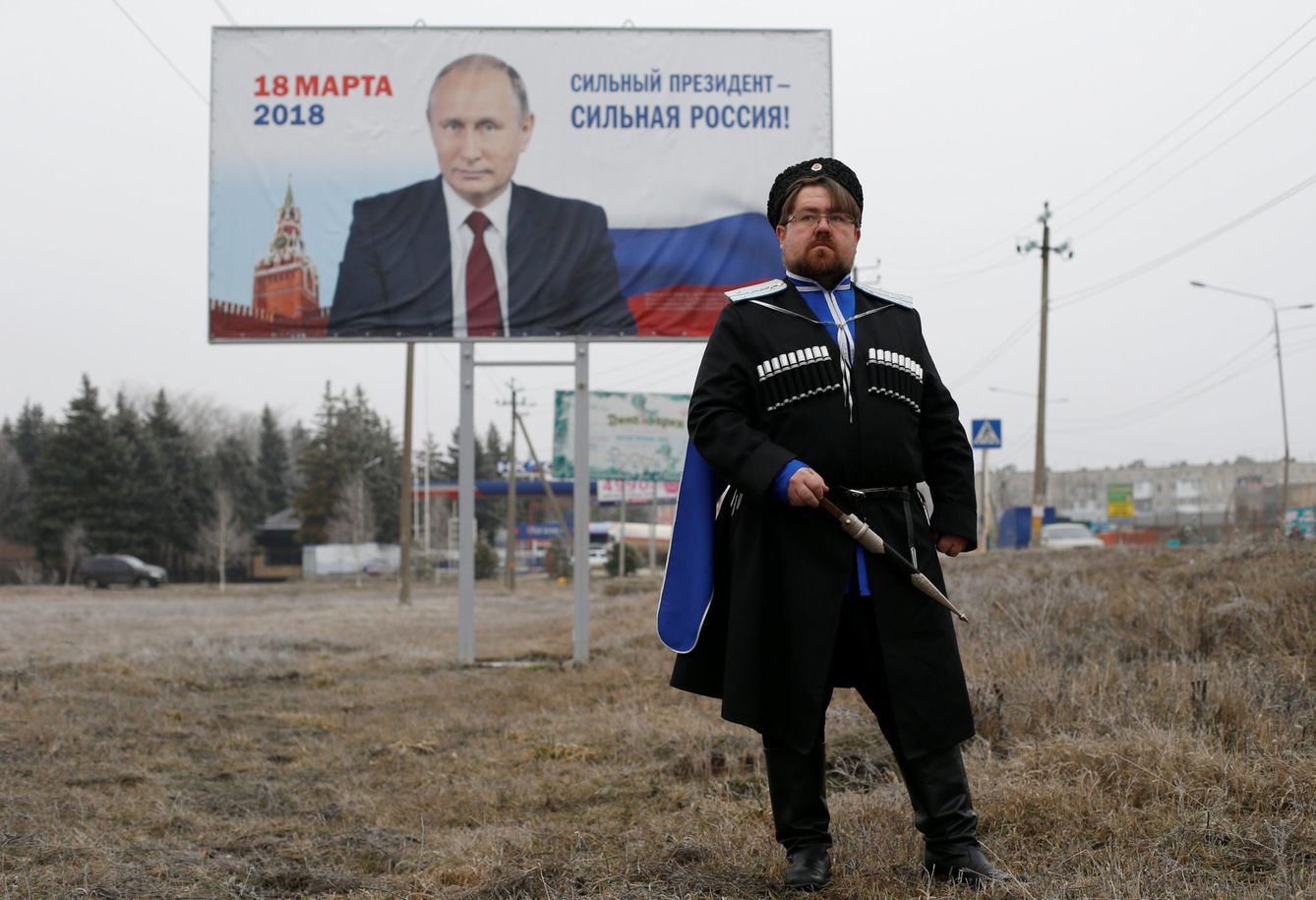 Andrei Vorontsov, de 42 años y simpatizante de Putin, posa ataviado con el traje cosaco local, en Mikhaylovsk, en la región de Stavropol. (Reuters)