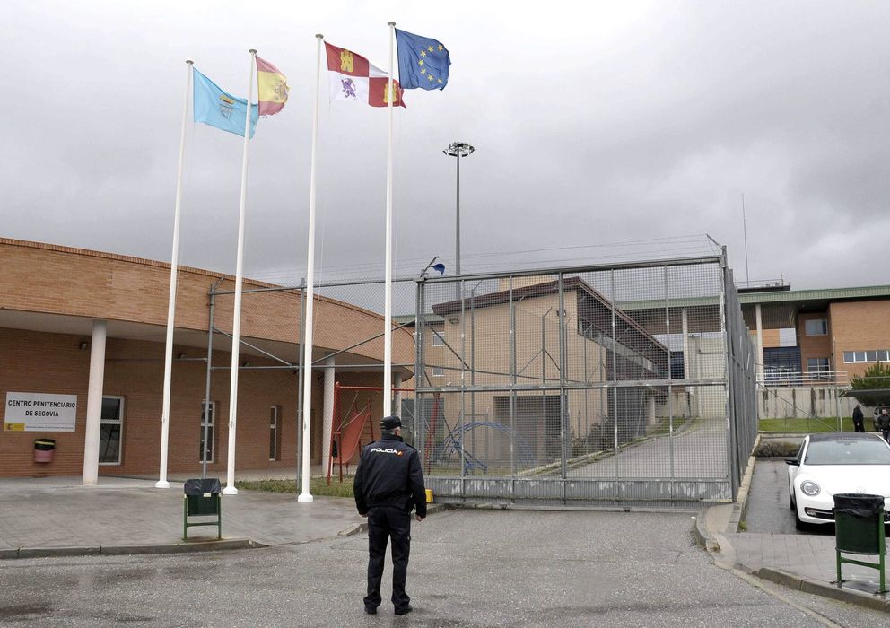 Foto: Un agente de la policía a las puertas de la cárcel de Segovia (EFE)