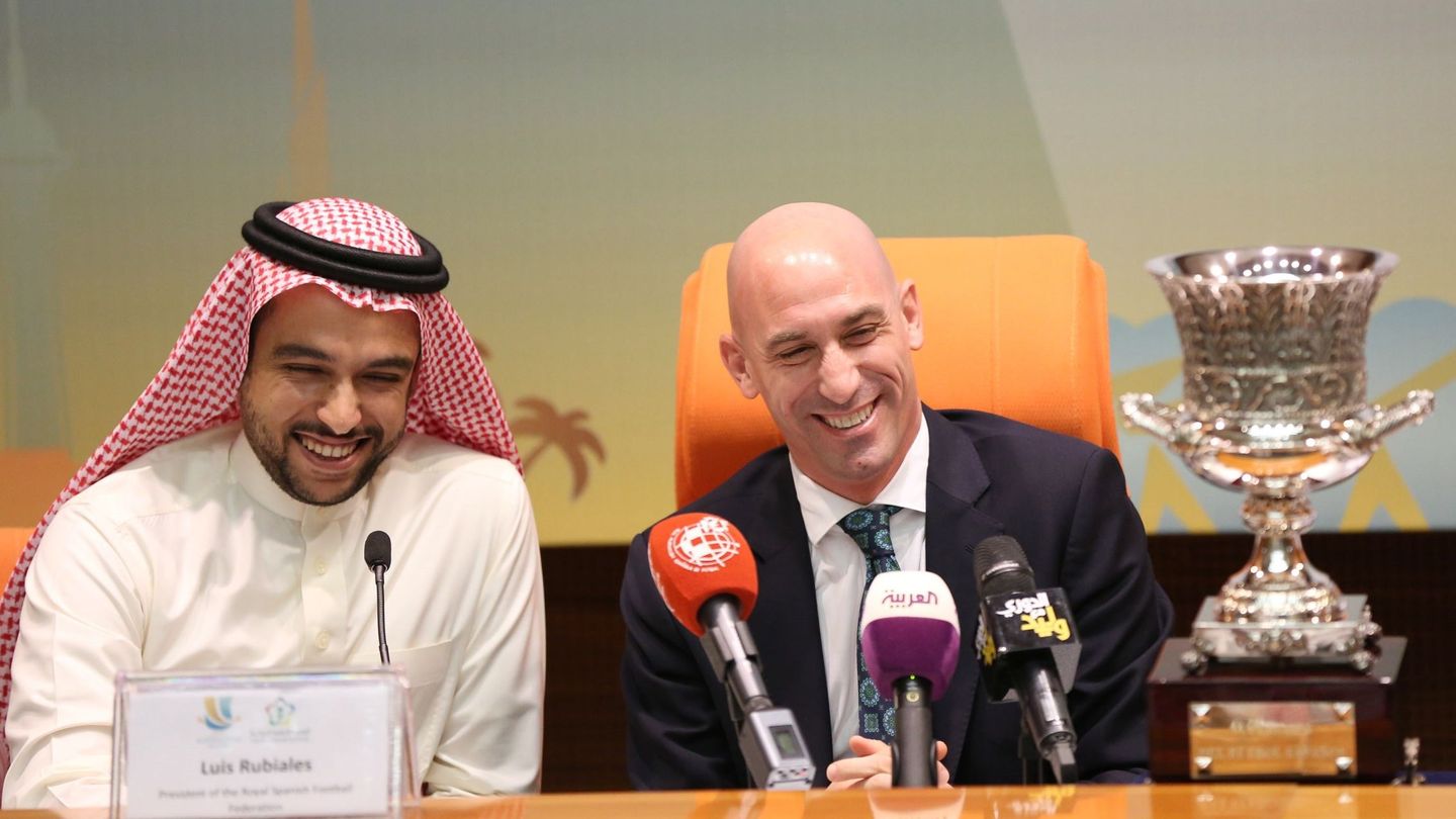 Rubiales, con el presidente de la Autoridad Saudí de Deportes, Abdulaziz bin Turki al Faisal al Saud. (EFE/Stringer) 