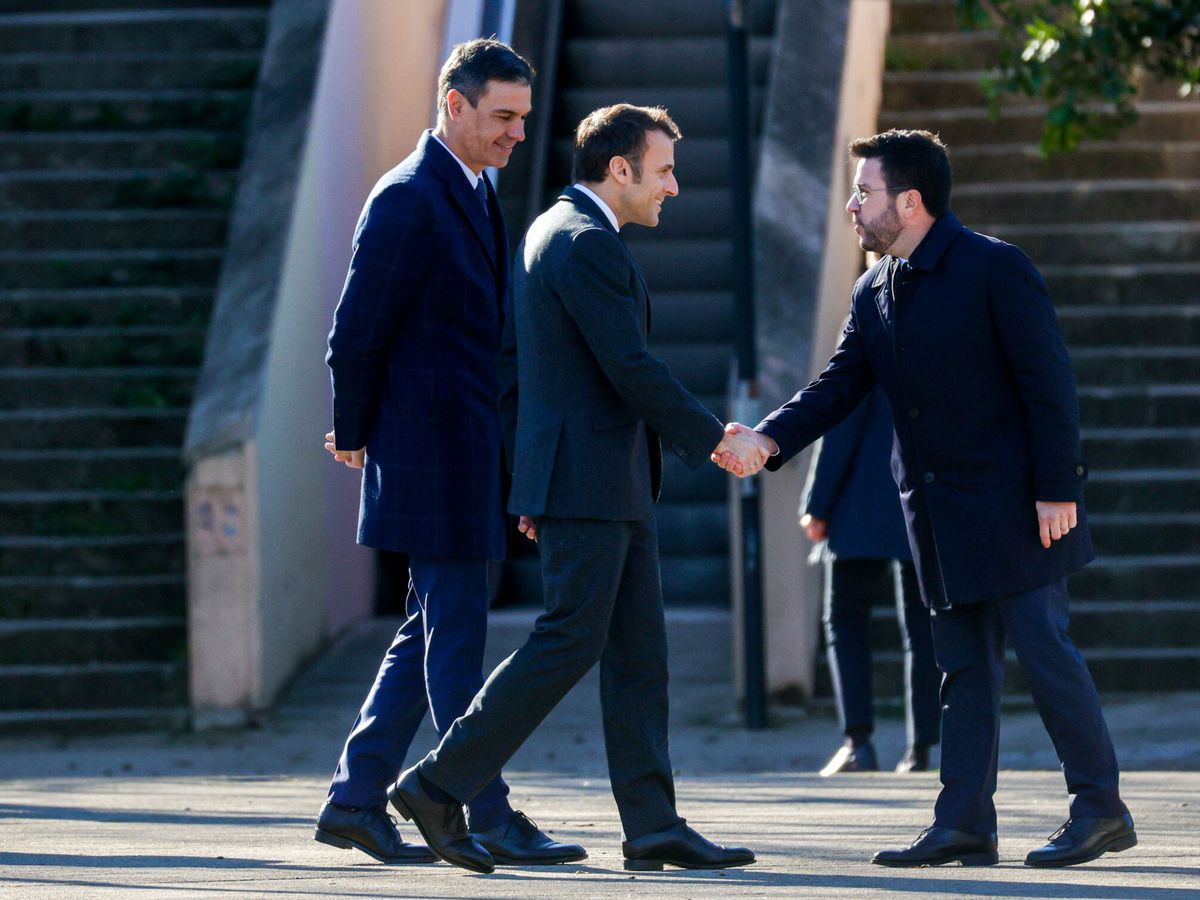Foto: Aragonès saluda a Macron y Sánchez en la cumbre. (EFE/Quique García)