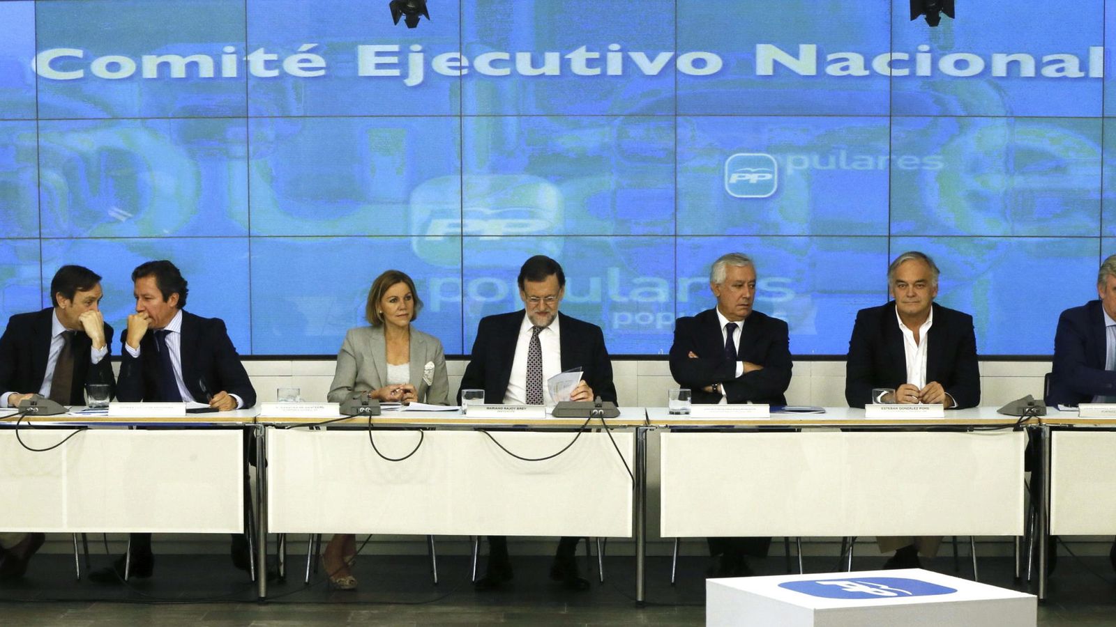 Foto: Mariano Rajoy acompañado de Cospedal, Javier Arenas, Carlos Floriano y Esteban González Pons, Rafael Hernando y José Manuel Barreiro. (Efe)