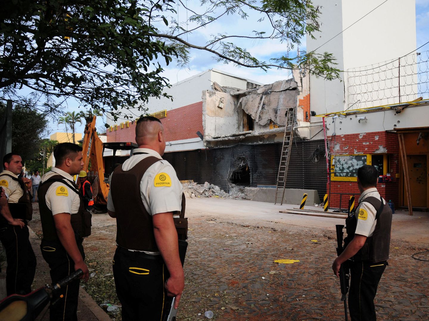 Personal de seguridad de Prosegur en Ciudad del Este, Paraguay, tras un asalto atribuido al PCC, en abril de 2017. (Reuters)