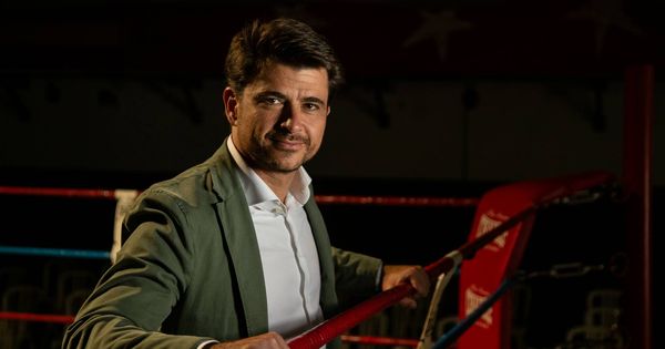 Foto:  El candidato a la alcaldía de Sevilla por el partido popular Beltrán Pérez posando en el Club de Boxeo Sevillano. (Fernando Ruso)
