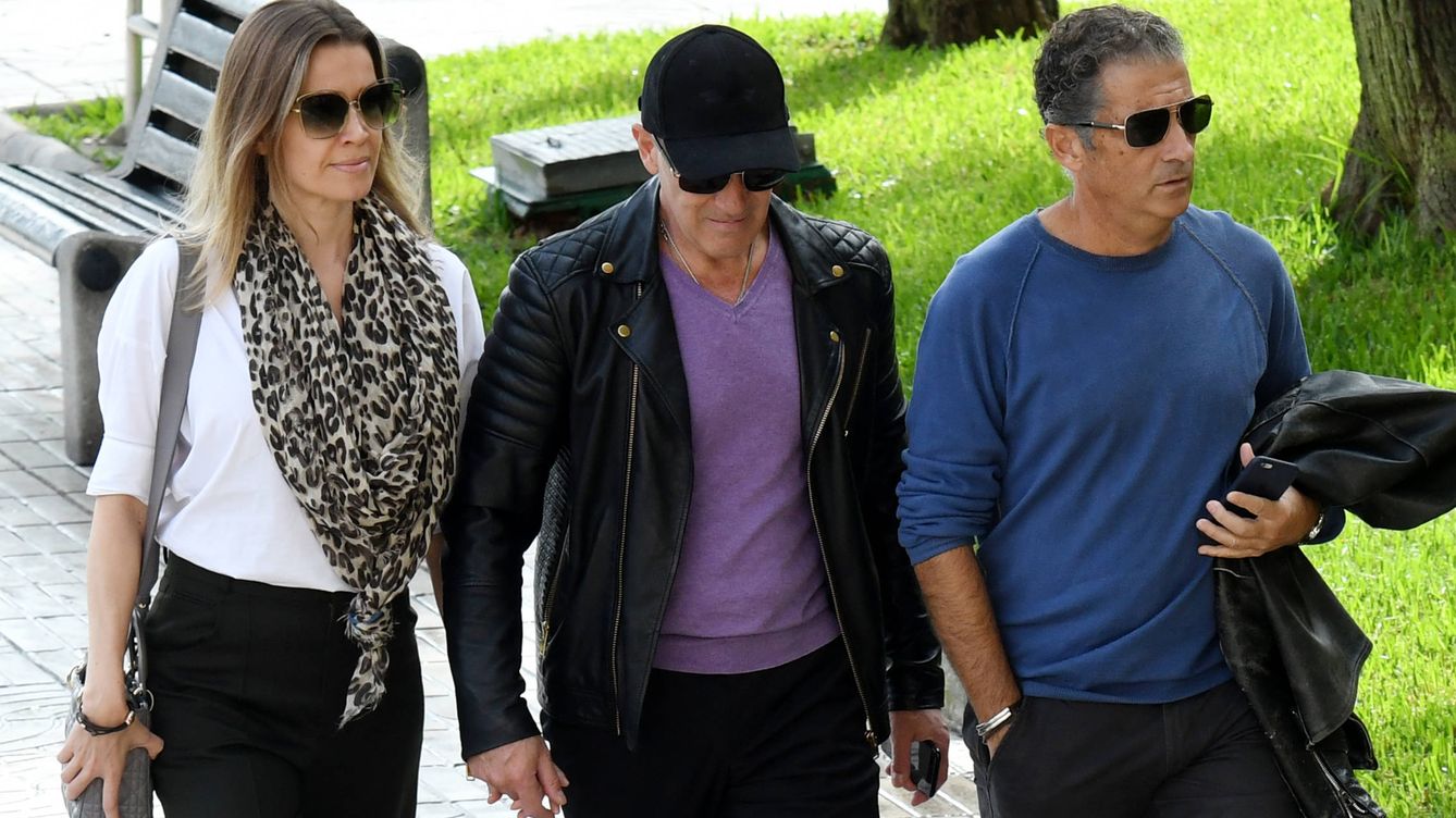 Antonio Banderas, su mujer, Nicole Kimpel, y su hermano, Javier, llegan al tanatorio