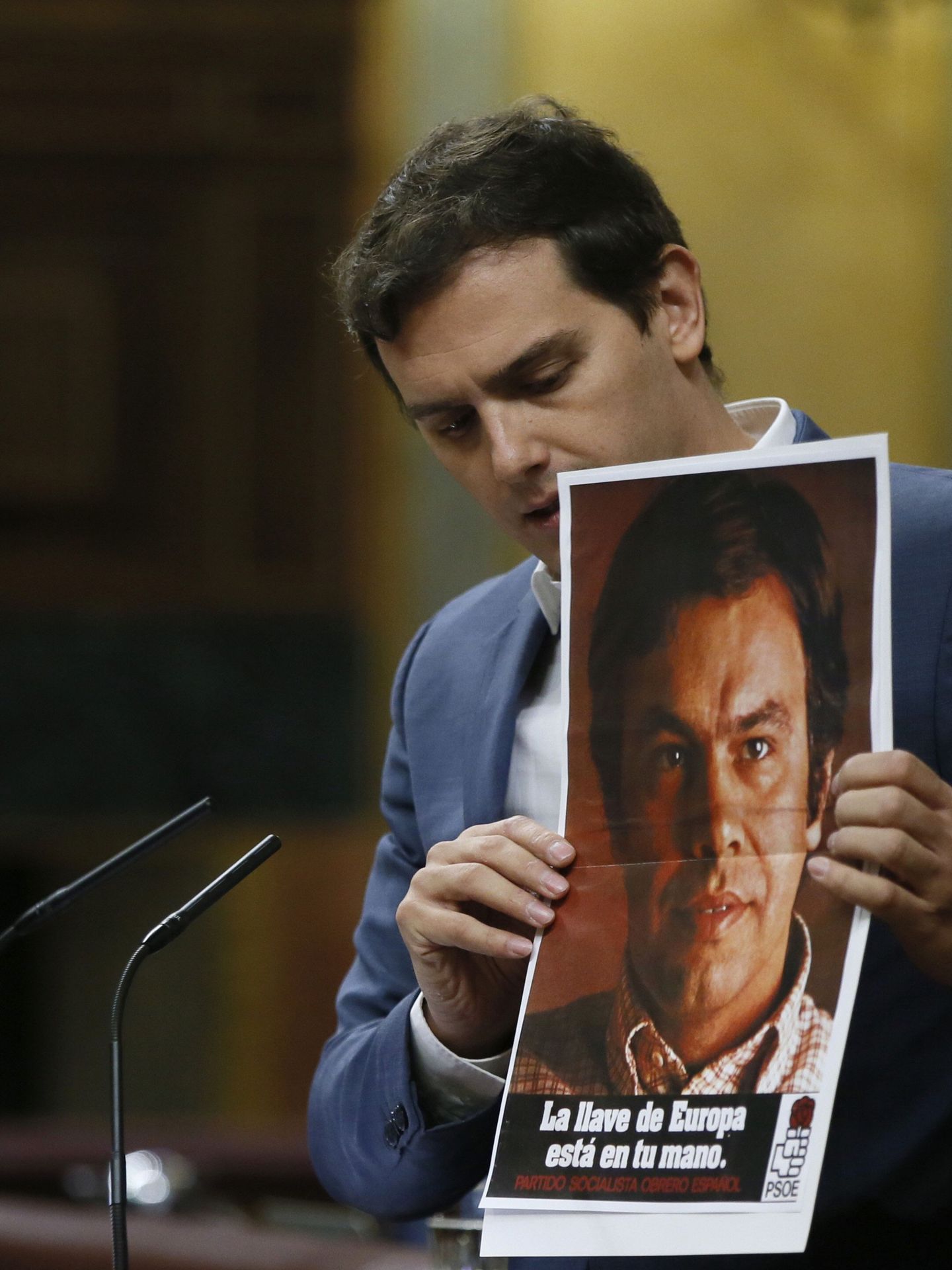 Albert Rivera, durante su intervención este jueves, mostrando el cartel de Felipe González. (EFE)
