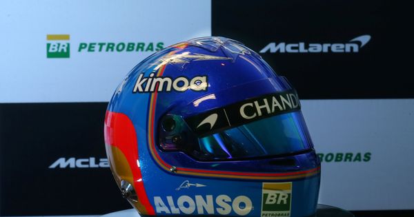 Foto: Presentación del acuerdo Petrobras y McLaren con el casco de Alonso como protagonista. (Reuters)
