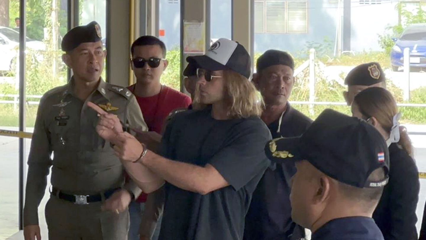 Daniel Sancho, ya detenido, custodiado por los agentes tailandeses. (EFE)