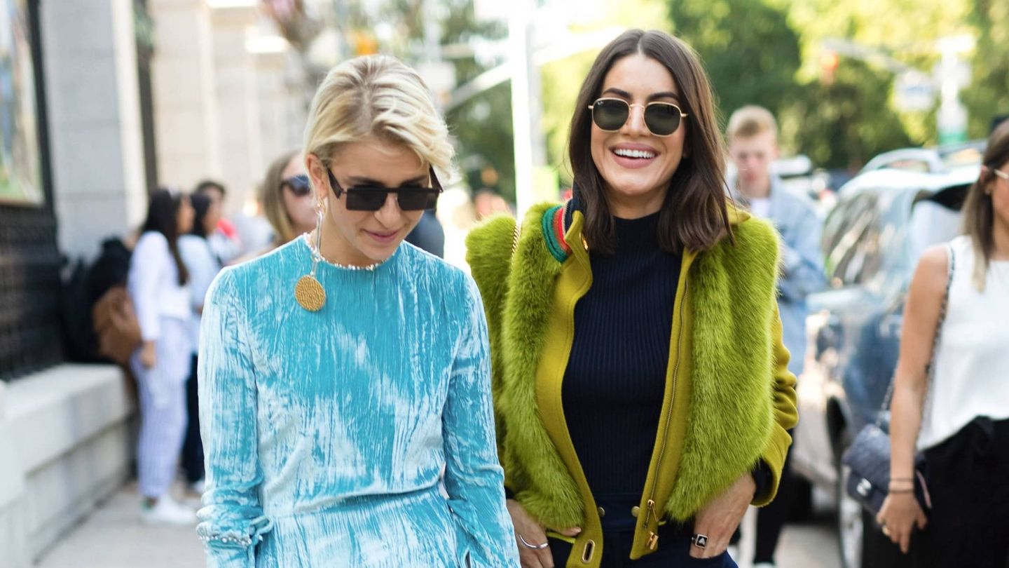 Caroline Daur y Camila Coelho en la Semana de la Moda de París. (Cordon Press)