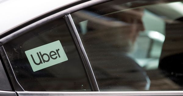 Foto: Un cliente monta en un Uber en una imagen de archivo. (Reuters)