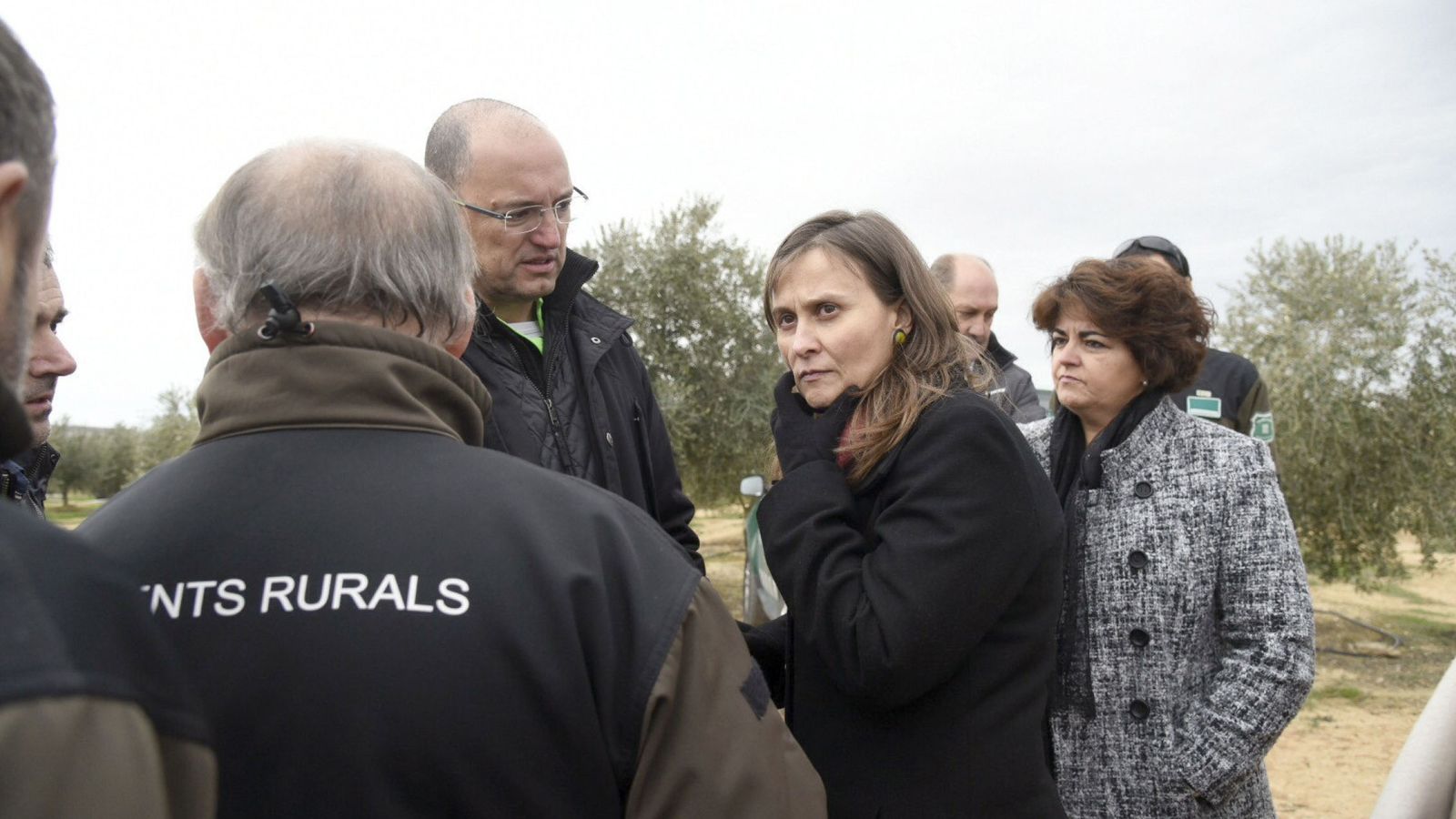 Foto: La consejera de Agricultura de la Generalitat de Cataluña, Meritxell Serret,c, en el lugar donde el cazador ha matado a los dos agentes.(EFE)