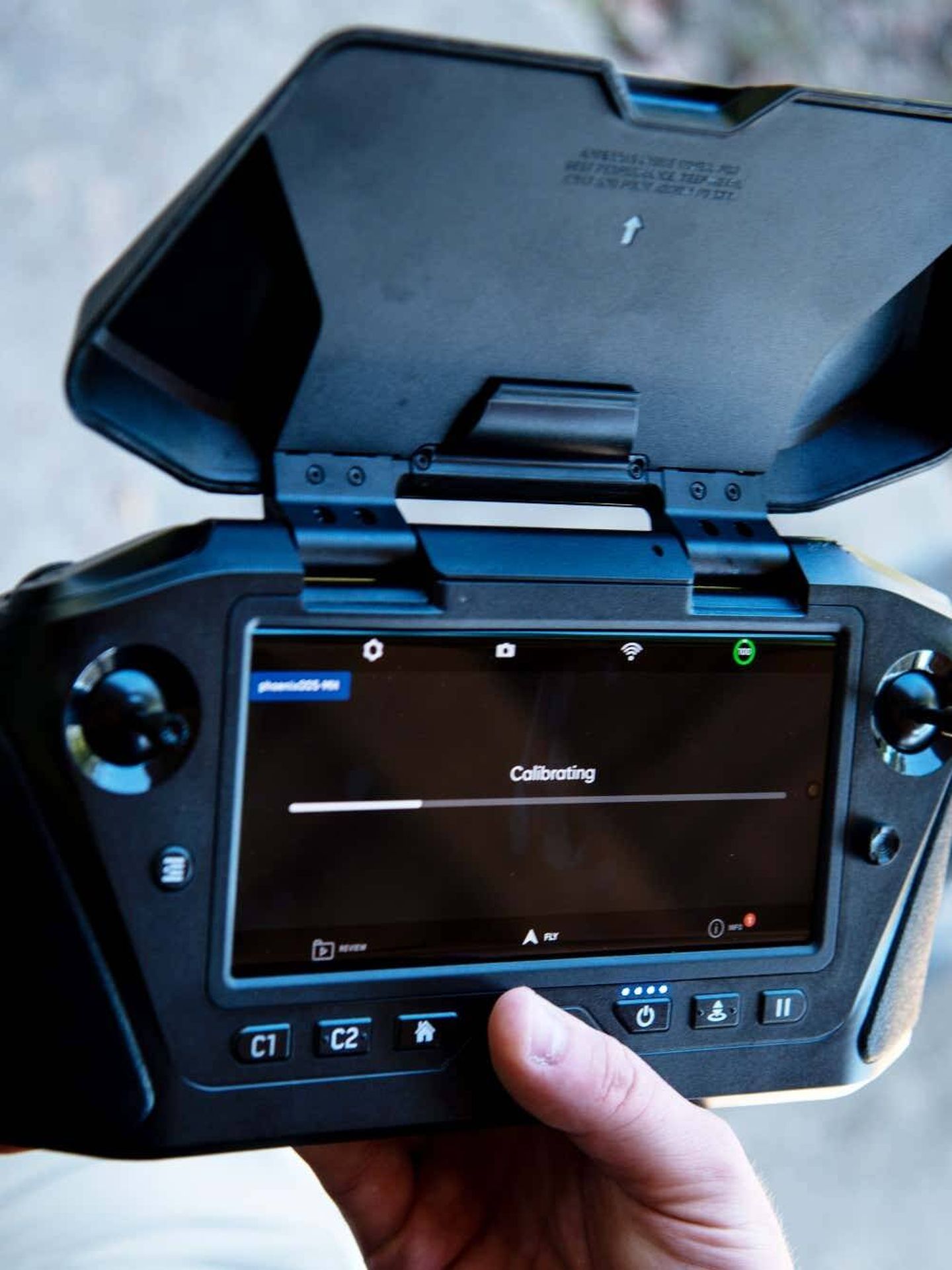 El mando puede comunicarse con el dron a una distancia de 6 km. (Skydio)